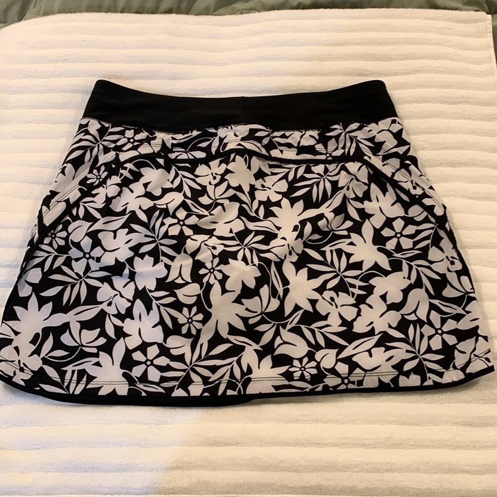 NWOT Lands End Womens Skort. Has black shorts with hygienic liner in place. 12. - Picture 6 of 9